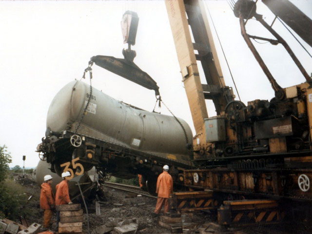 Cement wagon recovery, Darlington, 6.6.1990 (3)