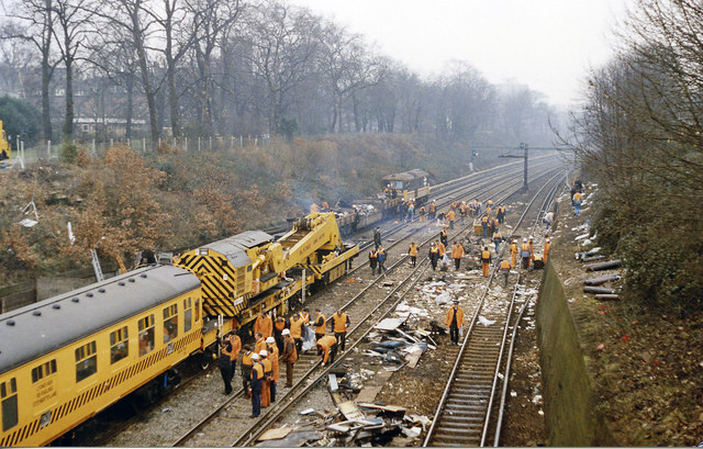 Clearing up west of Clapham Junction, 12.12.1988 (1)