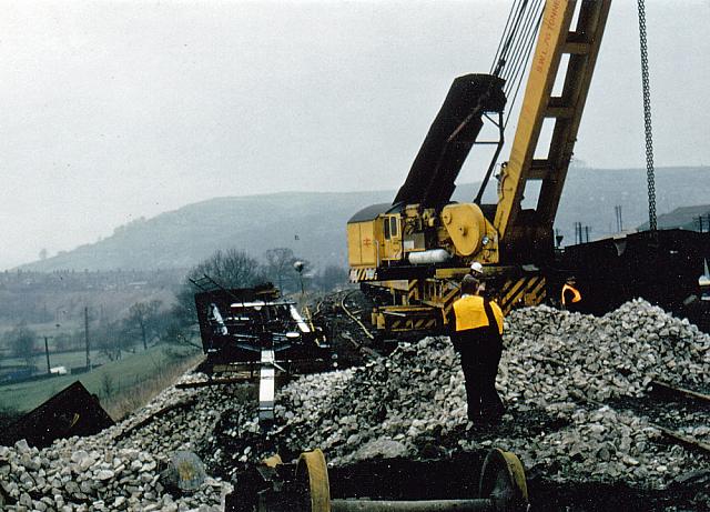 96706 Recovering stone hoppers, New Mills South Jct, Manchester (2)