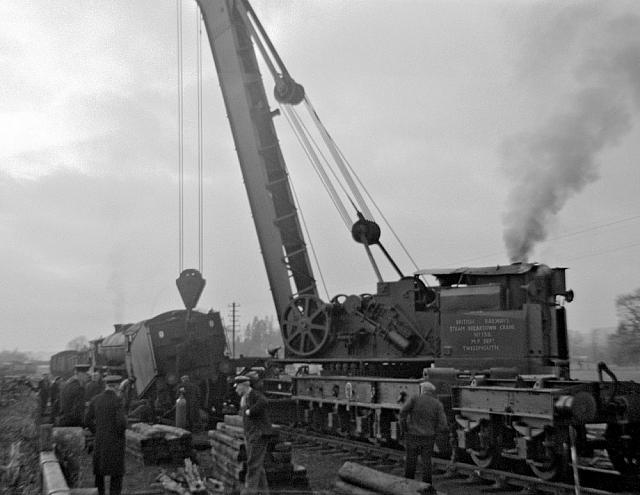 (DE331)158 recovers B1 loco 61116 at Duns, 1963 - (1)