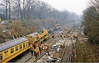Clearing up west of Clapham Junction, 12.12.1988 (1)